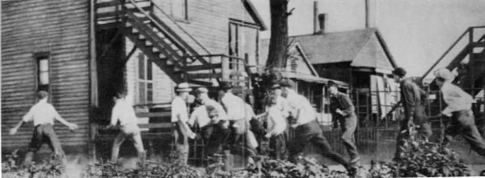 A white gang looking for blacks during the Chicago race riots of 1919 - Red Summer