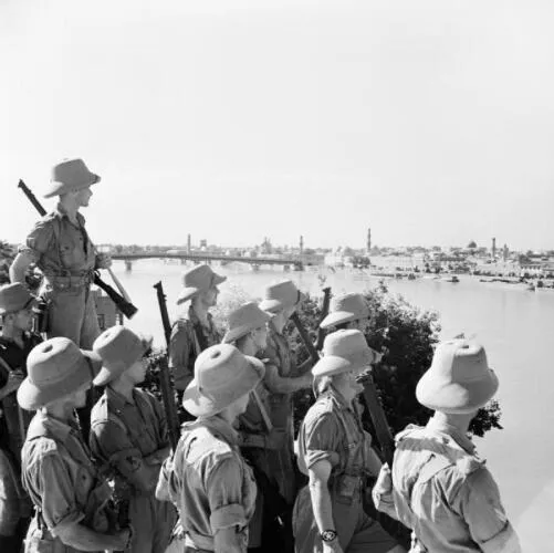 British troops looking at Baghdad
