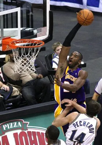 Bryant about to dunk 2008 Image