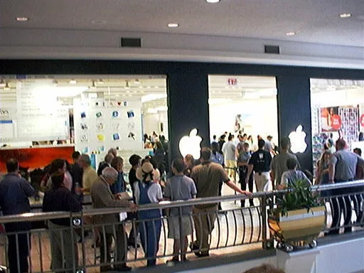 Line at the opening of first Apple Store in America - image