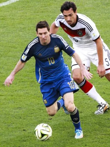 Lionel Messi and Mats Hummels in the final match of World Cup 2014