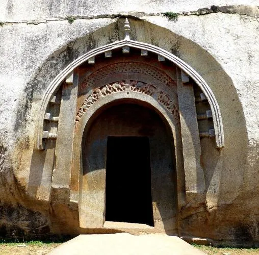 Lomas Rishi entrance