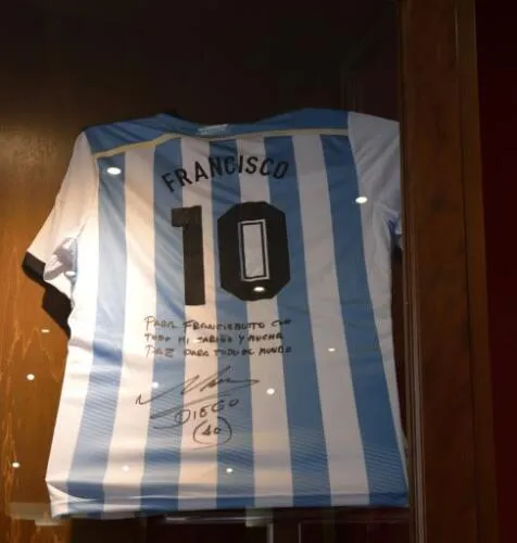 Maradona donated a signed Argentina jersey to Pope Francis