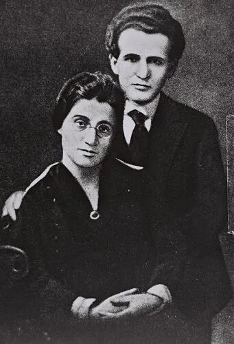 Paula Monbas and David Ben Gurion before their wedding in New York Image