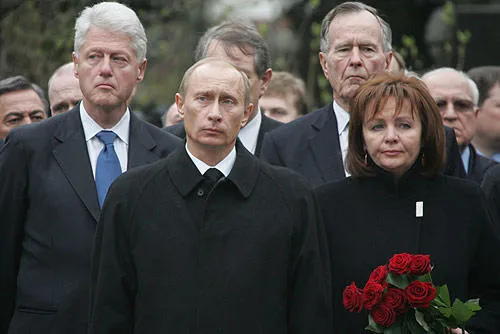 Putin, Bill Clinton and George H. W. Bush Image