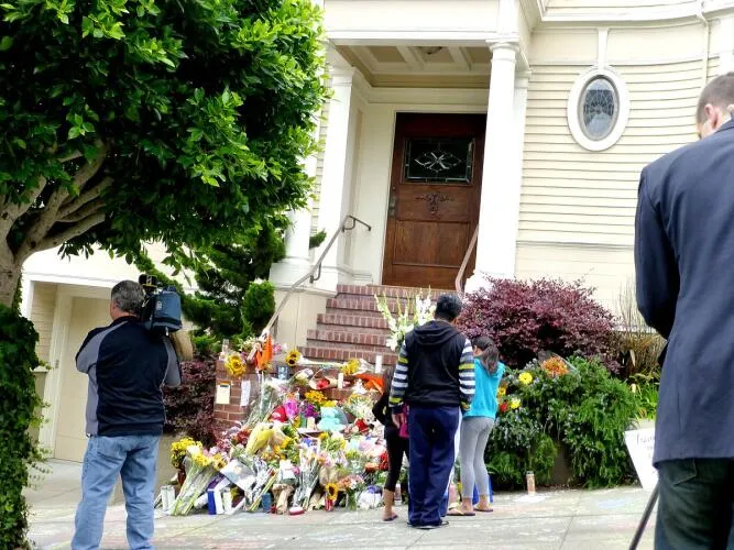 Robin williams tribute at mrs doubfire house 2014-08-13 Image