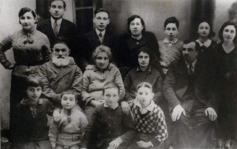 Shimon Peres, standing third from right, with members of his family Image