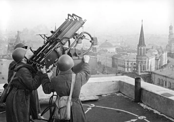 Soviet anti-aircraft gunners on the roof of the Moskva Hotel