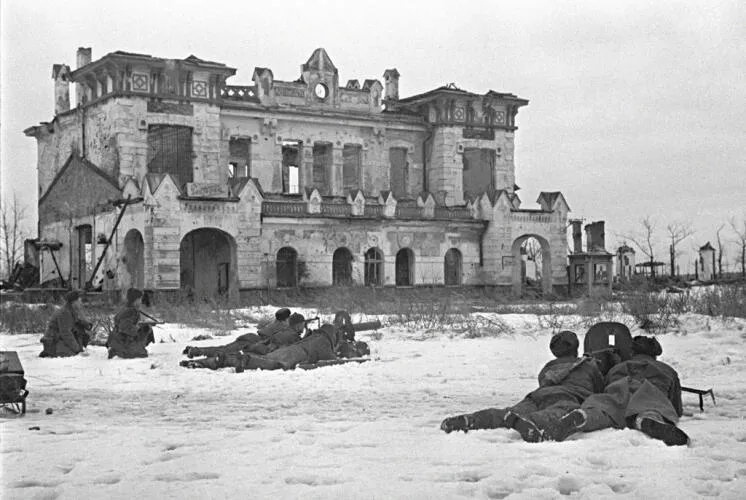 Soviet machine-gunners near Detskoye Selo railway station in Pushkin - "Leningrad–Novgorod Offensive"