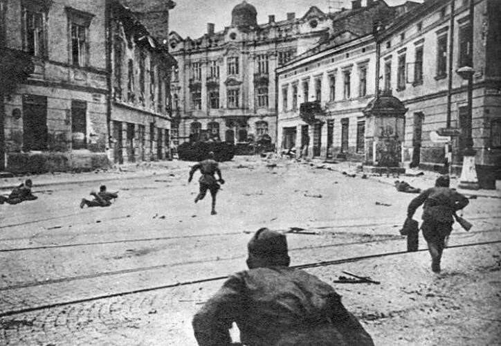 Soviet Soldiers advancing in Lviv - "Lvov–Sandomierz Offensive"