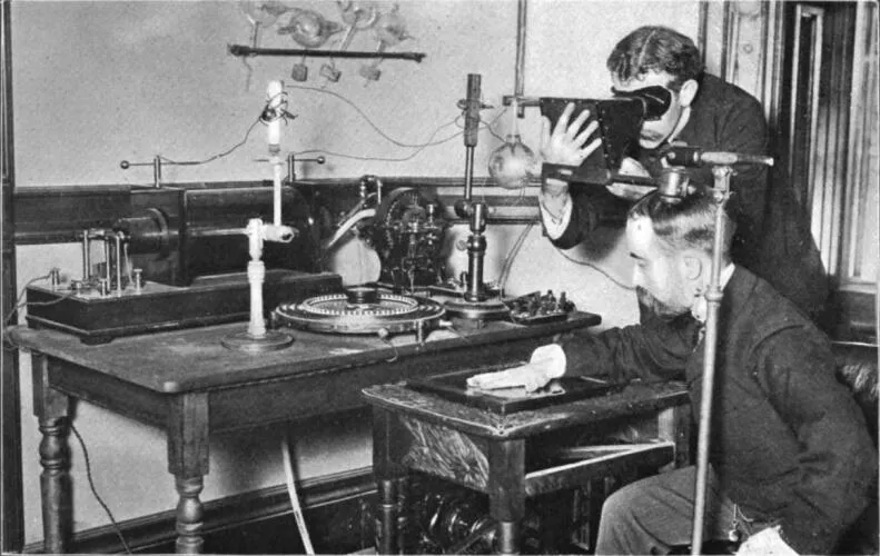 Taking an X-ray image with early Crookes tube