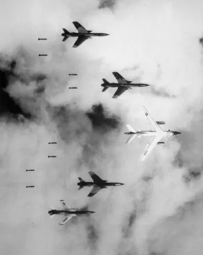 Dropping bombs on North Vietnam during Operation Rolling Thunder - image