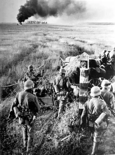 German troops at the Soviet state border marker