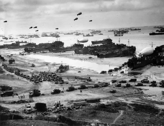 Landing supplies on Omaha Beach Image
