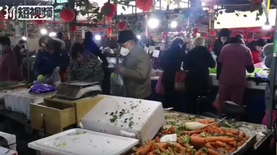Wuhan citizens rush to buy vegetables during Wuhan coronavirus outbreak Image