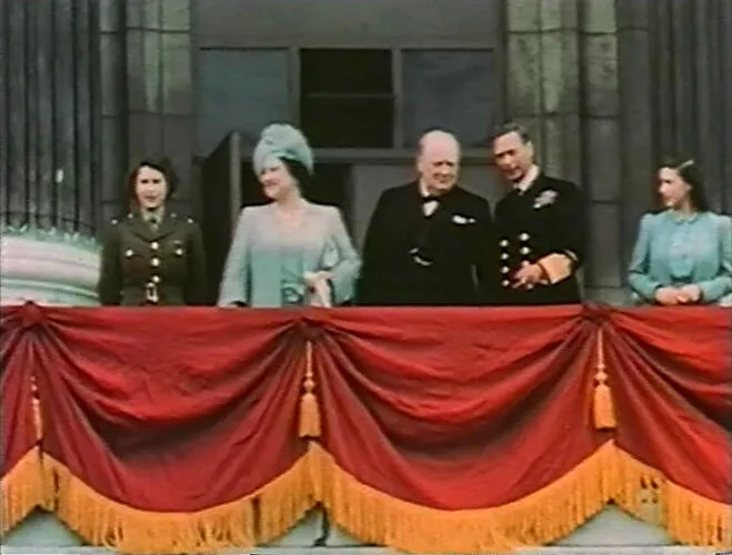 Prinzessin Elisabeth, Queen Elisabeth, Winston Churchill, Georg VI. und Prinzessin Margaret am Balkon des Buckingham Palaces