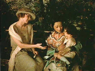 Anna May Wong holds child in The Toll of the Sea