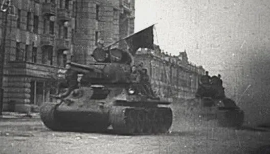 Soviet T-34 tanks enter Orel - Operation Kutuzov