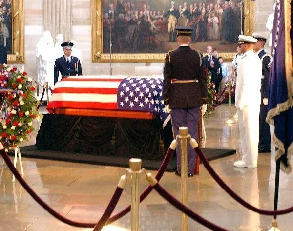 Reagan's casket lies in state Image