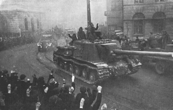 Soviet troops enter Łódź, led by an ISU-122 self-propelled gun - "Vistula–Oder Offensive"