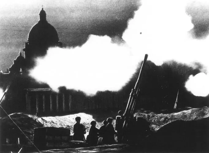 Air raids on Leningrad near St. Isaac's Cathedral, 1941