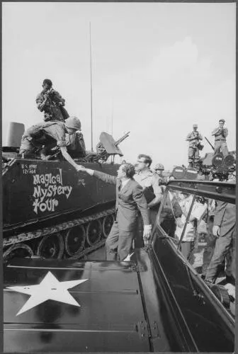 Nixon visits American troops in South Vietnam - image