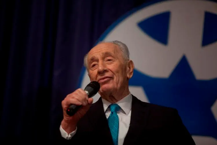 Shimon Peres received the Israeli Diplomacy Award, November 29, 2015 Image