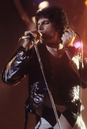Mercury performing with Queen in New Haven, Connecticut, on 16 November 1977
